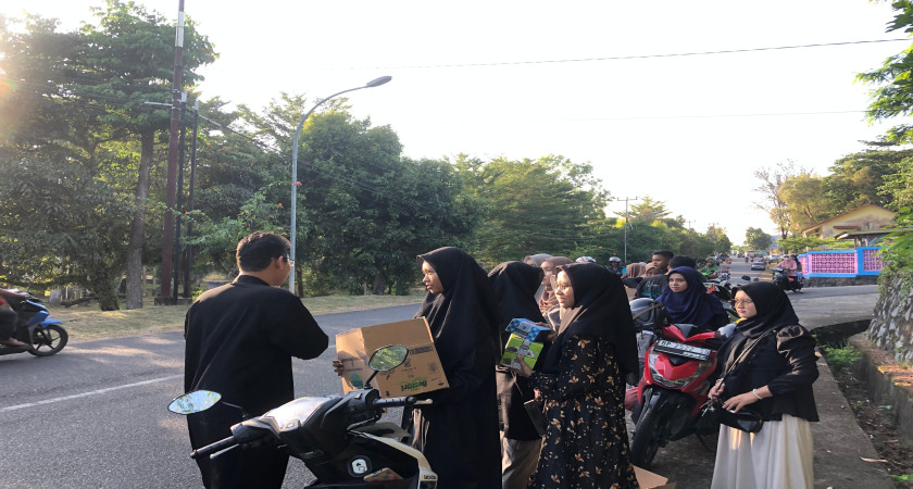 MAN Bintan Berbagi Takjil Jelang Berbuka Puasa