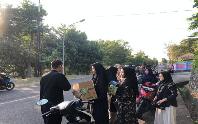 MAN Bintan Berbagi Takjil Jelang Berbuka Puasa